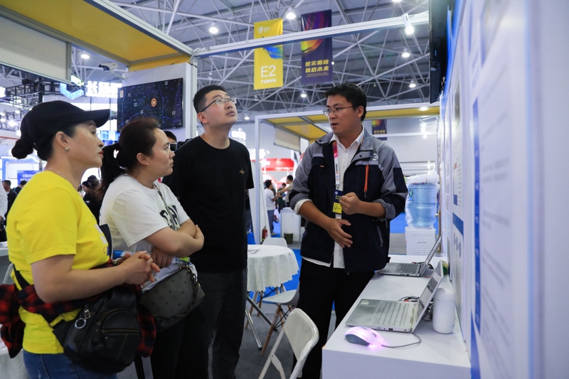 nEO_IMG_5 在貴州砼智造科技有限公司展位,市民聽取該公司最新研發的砼智造AI安全智能化綜合管理平臺介紹。