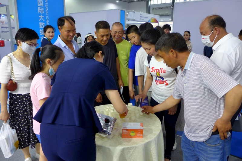 參展嘉賓和市民品嘗刺梨產品。