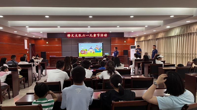 家長和小朋友學習消防知識 王曉亞 攝.jpeg