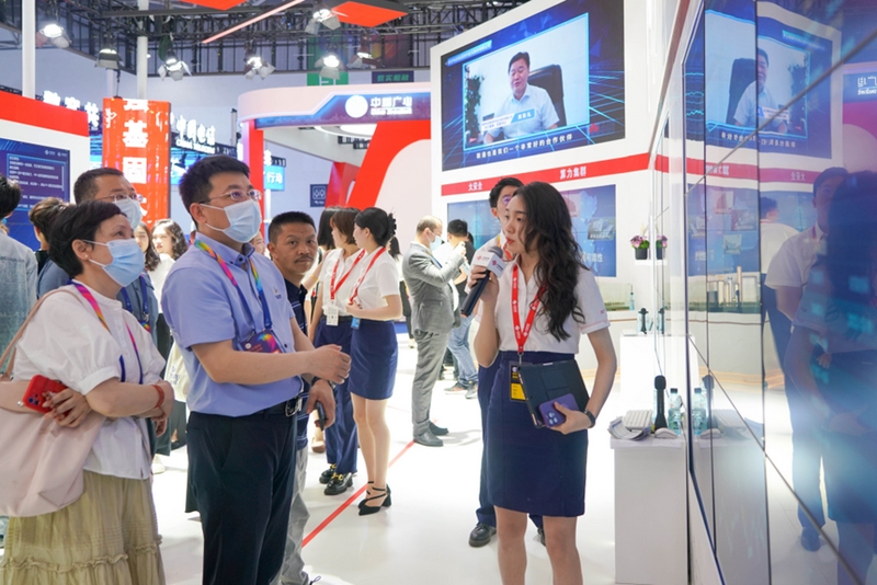 工作人員正在介紹該系統應用場景。