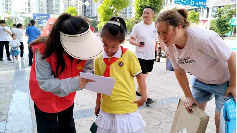 在街上給小朋友宣傳垃圾分類。伍維玉攝