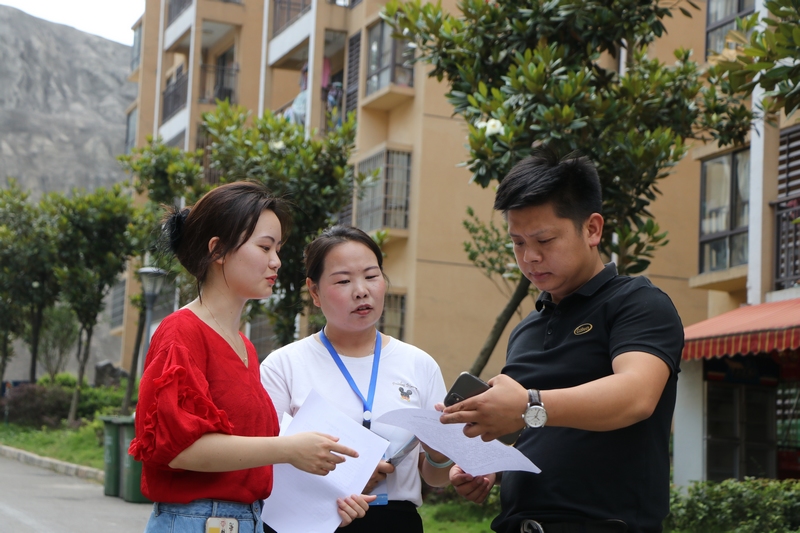 工作人員正在給居民宣傳創文知識。