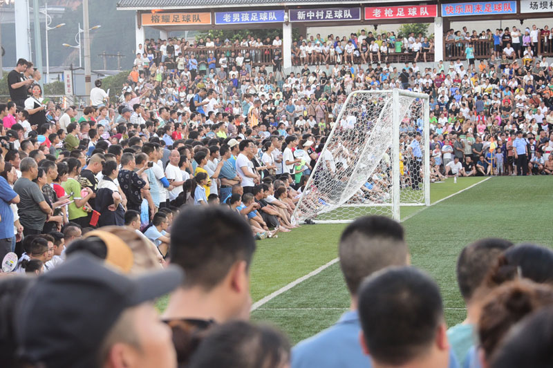 榕江“村超”火爆現場。