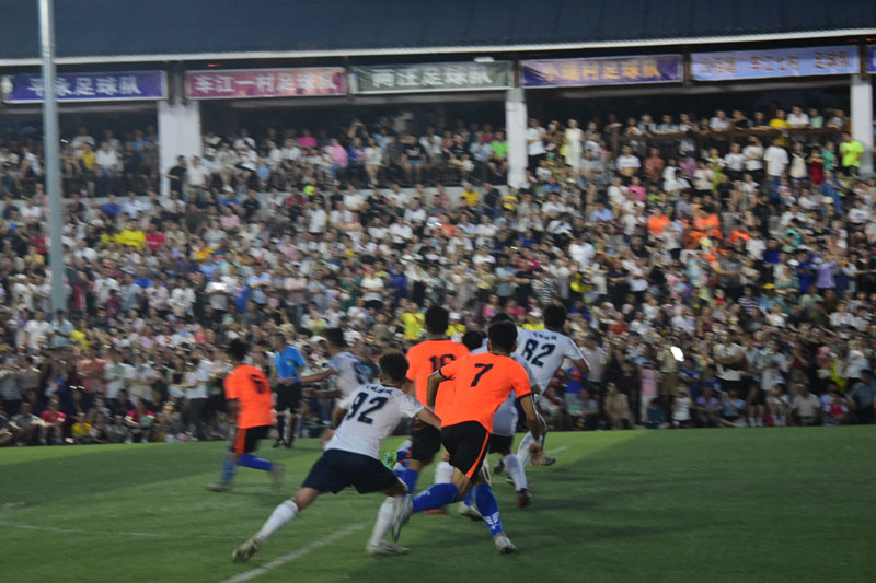 榕江縣“村超”隊員們正在比賽。