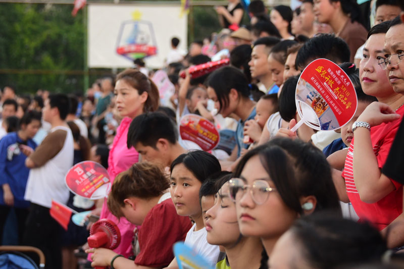 翹首觀賽的群眾。