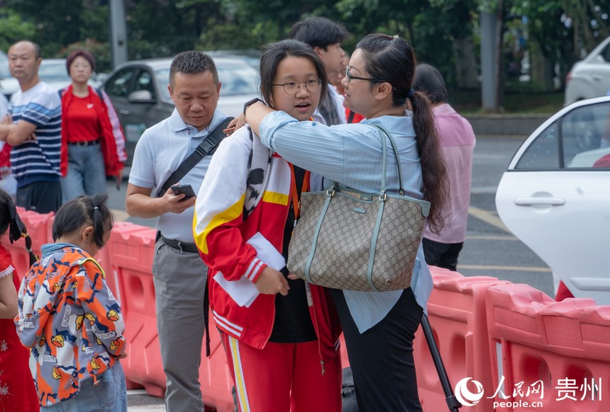 家長送考時擁抱考生。人民網 陽茜攝
