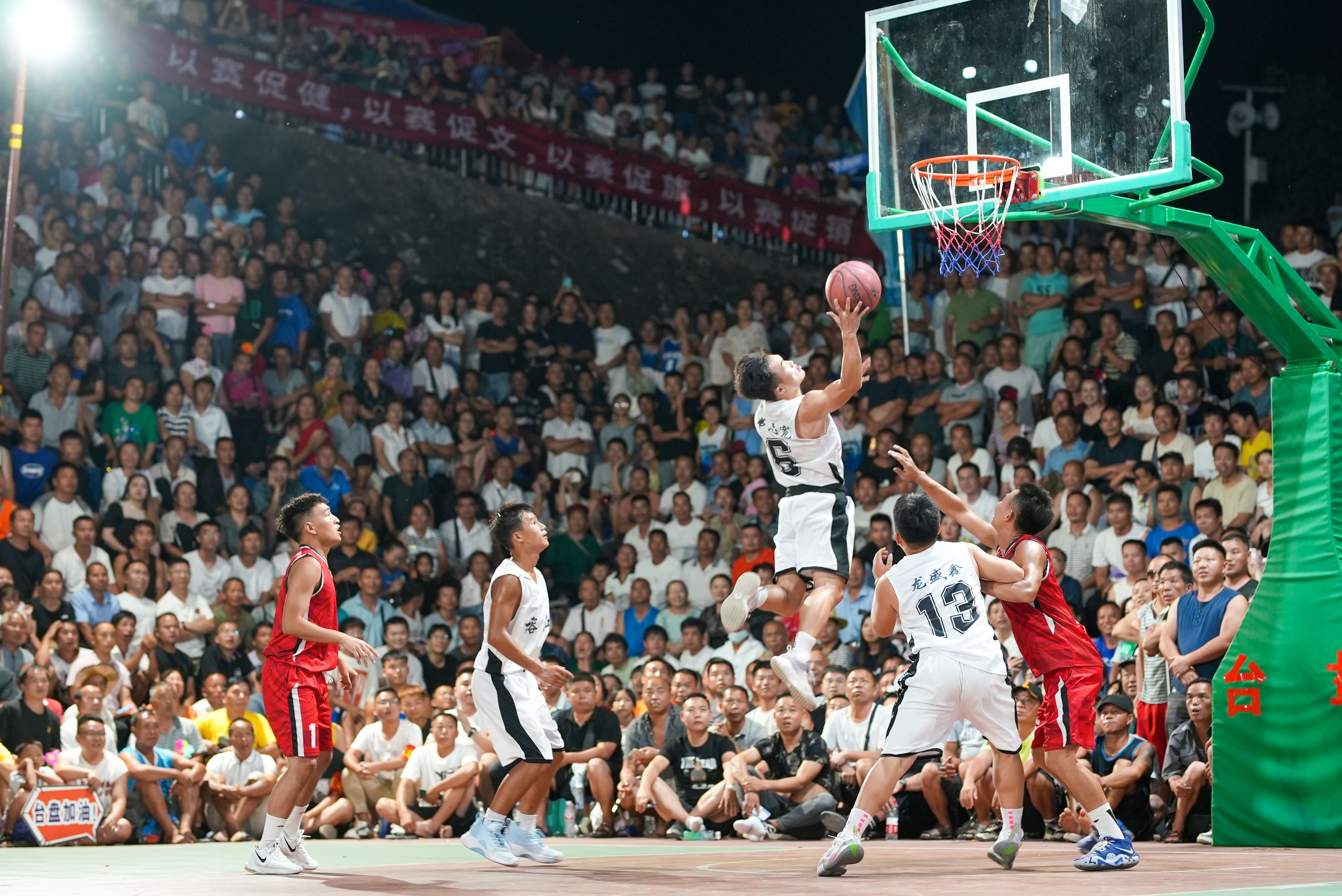 臺江“村BA”現場人氣火爆。楊曉波攝