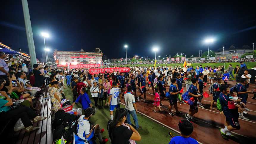 比賽隊(duì)伍步入貴州“村超”賽場(chǎng)。周光勝攝