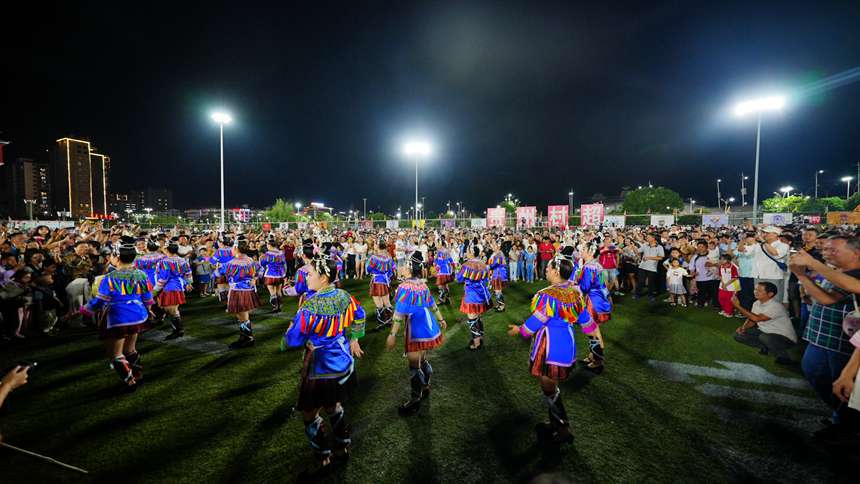 比賽間隙現(xiàn)場(chǎng)上演少數(shù)民族歌曲表演。周光勝攝