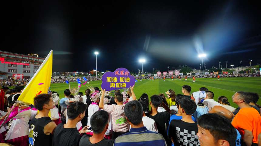 觀眾們齊聚綠茵場(chǎng)邊觀看球賽。周光勝攝