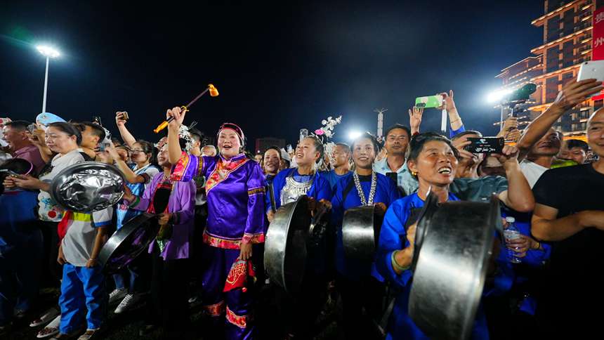 貴州“村超”現(xiàn)場氣氛活躍。周光勝攝