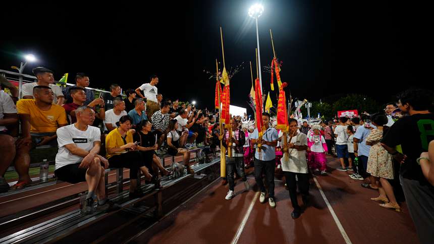 貴州“村超”現場隨處可見少數民族民俗表演。周光勝攝