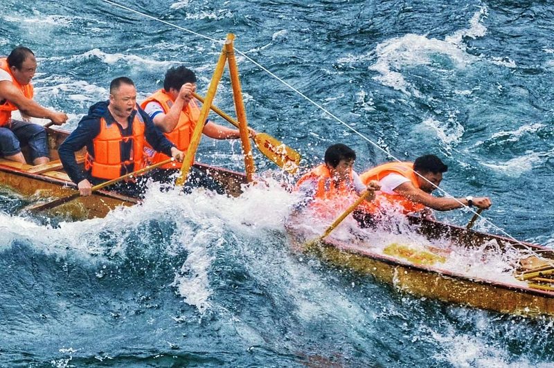 激流勇進章顯土家男兒本色。崔卿攝