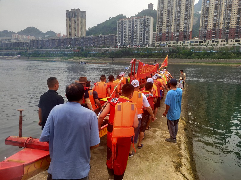 送龍舟下河。楊友攝