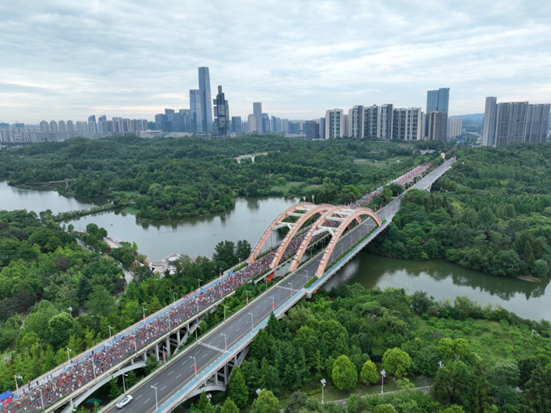 氣候宜人、生態良好的觀山湖區迎來八方賓客（觀山湖區融媒體中心 楊靖）