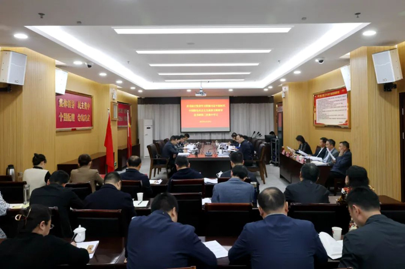 1、4月25日，貴州省司法廳黨委舉辦學習貫徹習近平新時代中國特色社會主義思想主題教育讀書班第三次集中學習和統一集中研討，廳黨委班子成員結合分管工作實際和學習情況逐一交流發言。