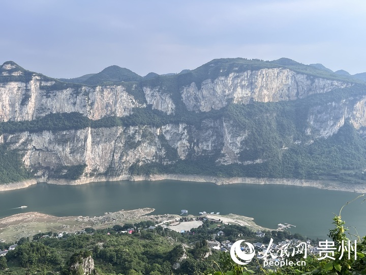 從高處俯瞰化屋村，儼然一副水美河清鄉(xiāng)村美的畫卷。人民網(wǎng) 陳潔泉攝