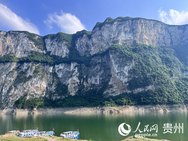 化屋村一隅，游船停靠在劉沖河邊，不少游客乘船賞景。人民網(wǎng) 陳潔泉攝