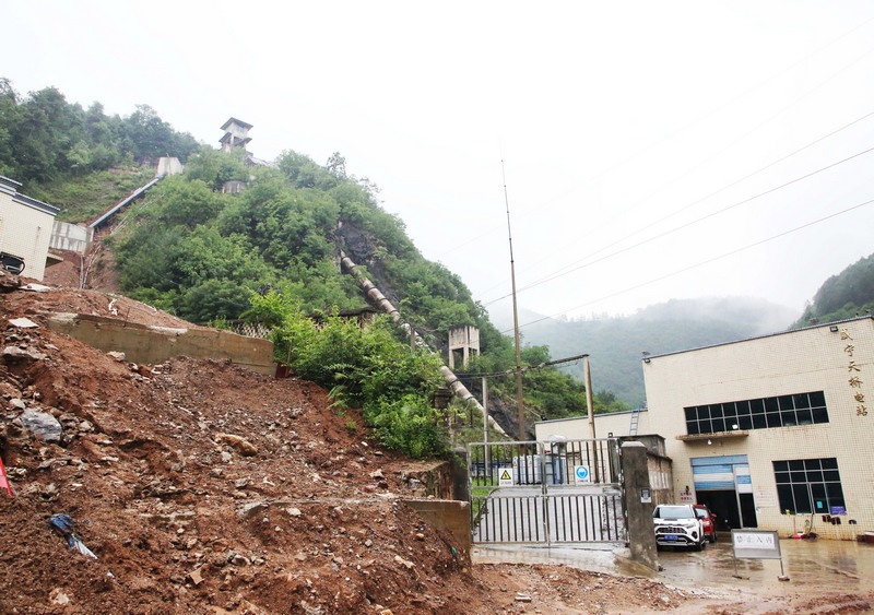 洛澤河提水工程入水管道（左）和電站入水管道（右）。