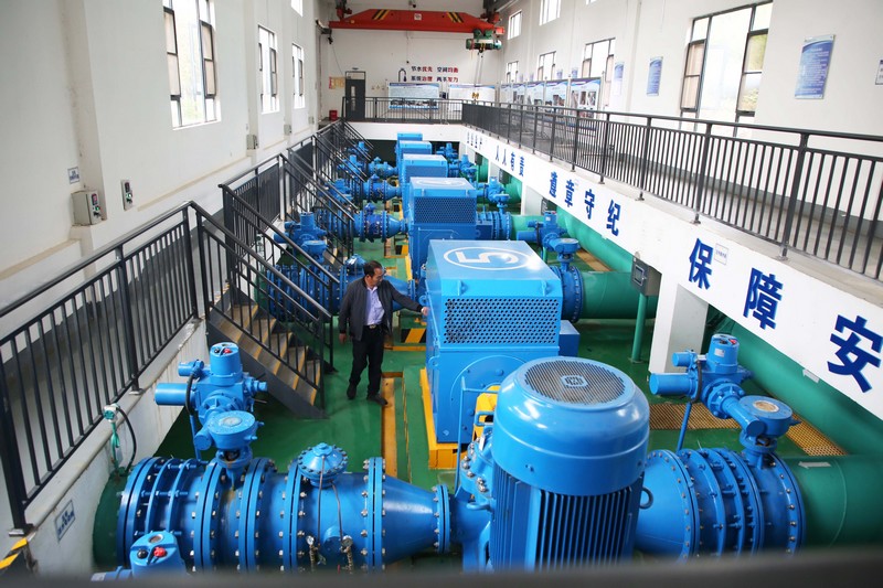 楊灣橋水廠值班值守工作人員正在查看設備運行情況。