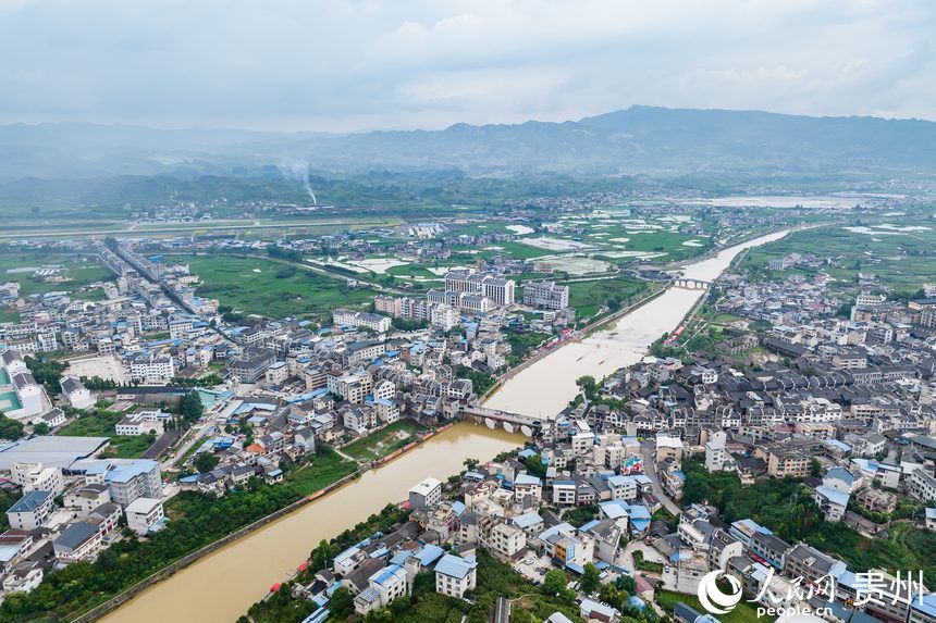 航拍貴州省黔東南州黃平縣400米龍舟競速爭霸賽現場。人民網記者 涂敏攝