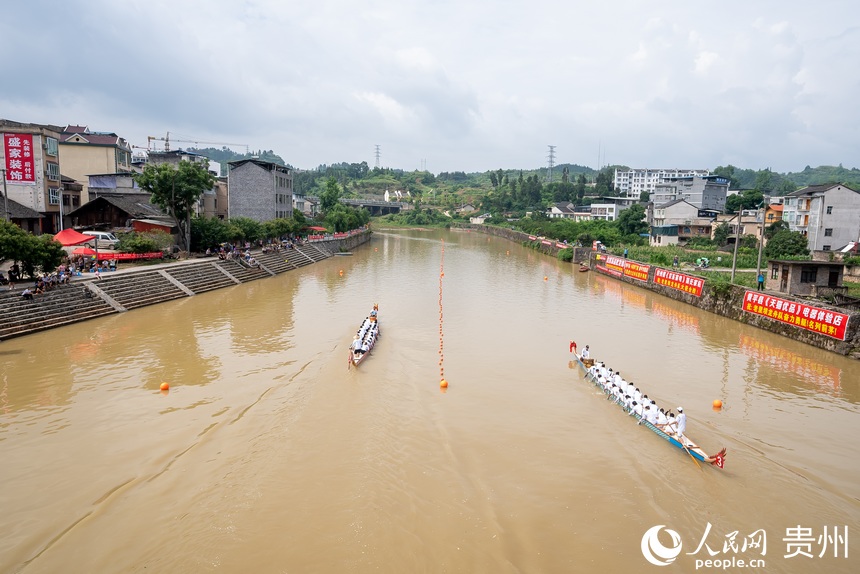 貴州省黔東南州黃平縣400米龍舟競速爭霸賽現場。人民網記者 涂敏攝