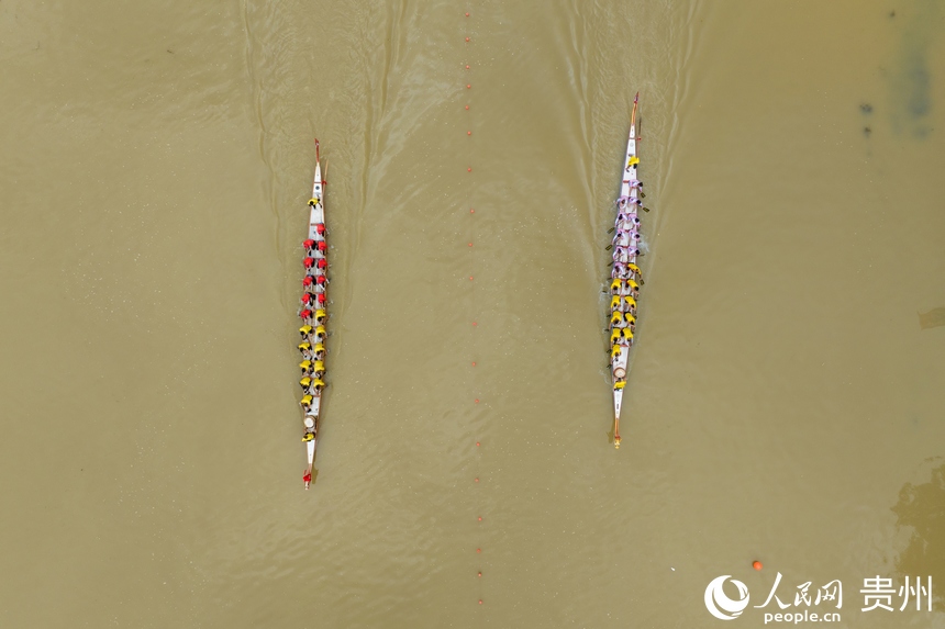 航拍貴州省黔東南州黃平縣400米龍舟競速爭霸賽現場。人民網記者 涂敏攝