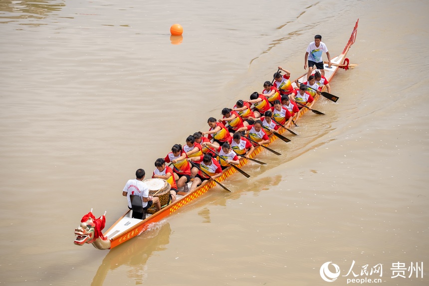 參加比賽的女子龍舟隊(duì)。人民網(wǎng)記者 涂敏攝