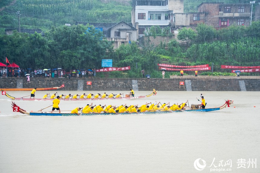 突降的陣雨也擋不住龍舟隊隊員們比賽的熱情。人民網記者 涂敏攝