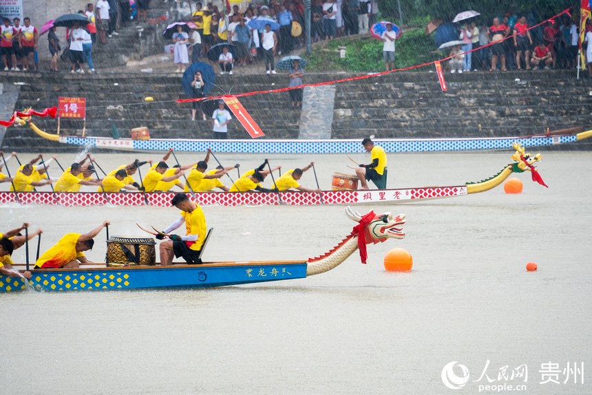 二“龍”雨中爭(zhēng)渡。人民網(wǎng)記者 涂敏攝