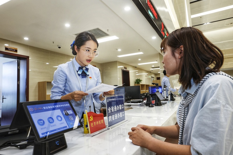 貴安新區政務服務中心內,工作人員正為群眾辦理業務。貴安新區辦公室供圖