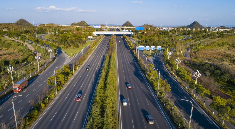 四通八達的貴安大道。石照昌 攝