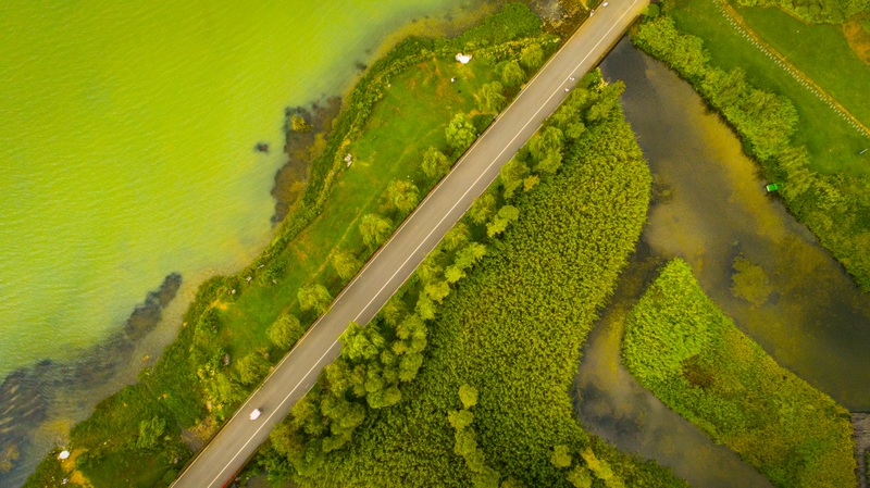 貴安月亮湖公園一角。石照昌 攝