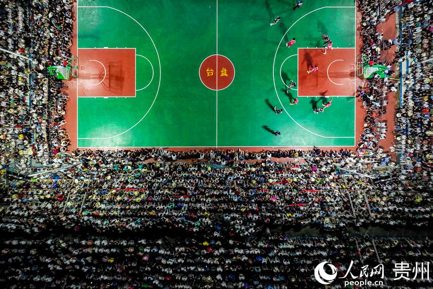 航拍貴州臺江縣臺盤“村BA”現(xiàn)場。人民網(wǎng)記者 涂敏攝