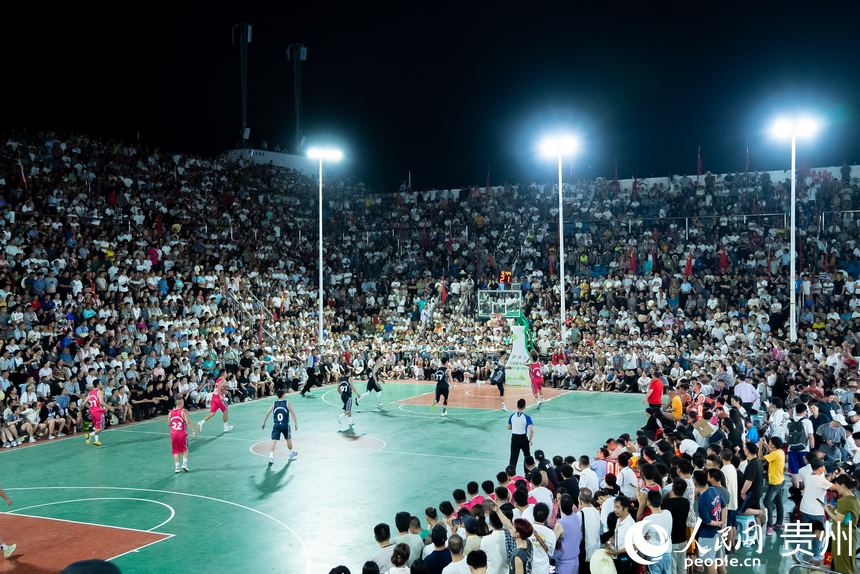 貴州臺江“村BA”現場，貴州黔東南隊（紅）對陣甘肅臨夏州隊（黑）。人民網記者 涂敏攝