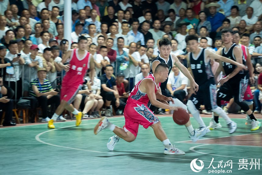 比賽現(xiàn)場，運(yùn)動(dòng)員們?cè)谇驁錾霞ち覍?duì)抗。人民網(wǎng)記者 涂敏攝