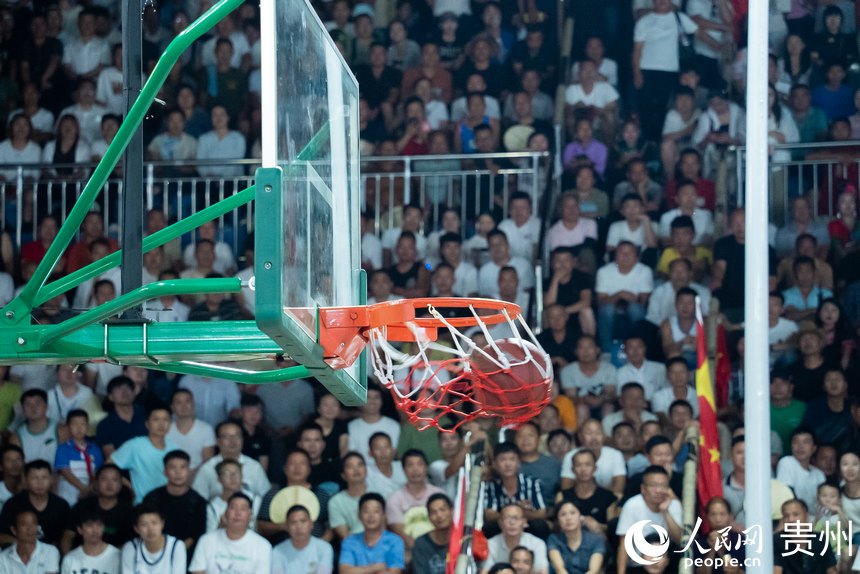 籃球入網(wǎng)。人民網(wǎng)記者 涂敏攝