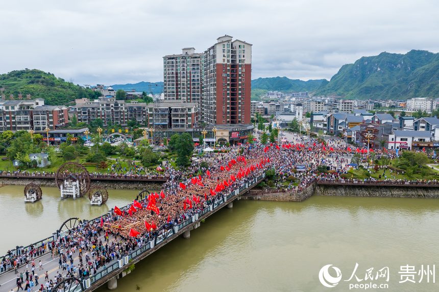航拍施秉縣獨木龍舟巡游。人民網記者 涂敏攝