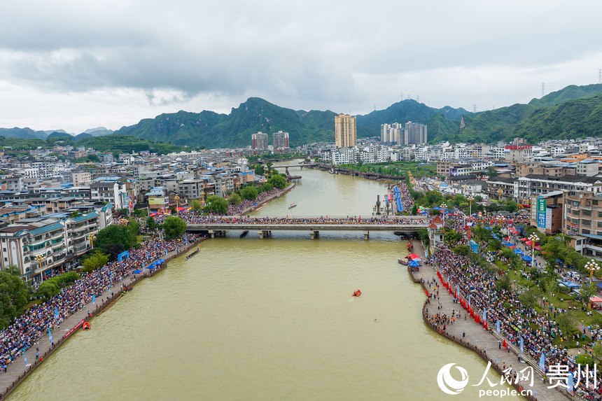 航拍施秉縣獨木龍舟巡游。人民網記者 涂敏攝