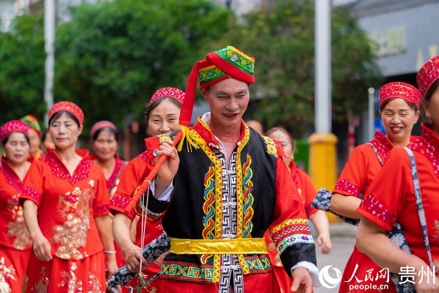 身著民族盛裝巡游的少數民族同胞。人民網記者 涂敏攝