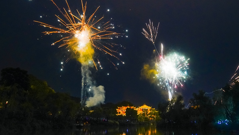 織金平遠古鎮夜景煙花秀。