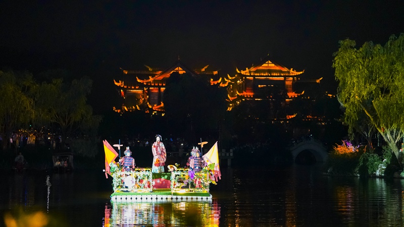 織金平遠古鎮夜晚演員在表演。