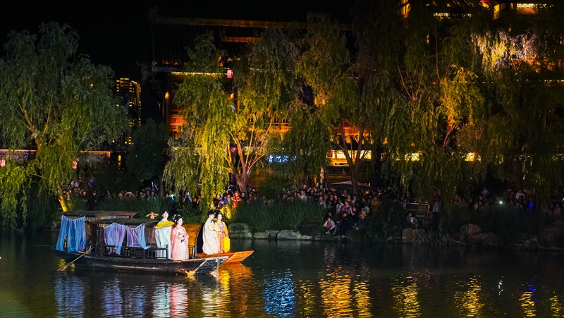 織金平遠古鎮夜晚演員在表演。