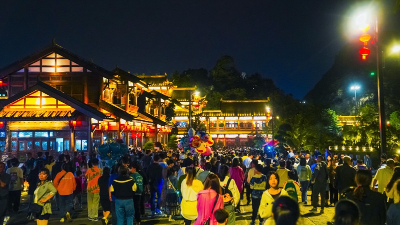 織金平遠古鎮夜晚游人如織。