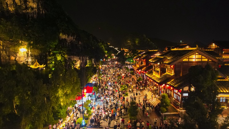 織金平遠古鎮(zhèn)夜晚游人如織。