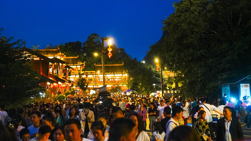 織金平遠古鎮夜晚游人如織。