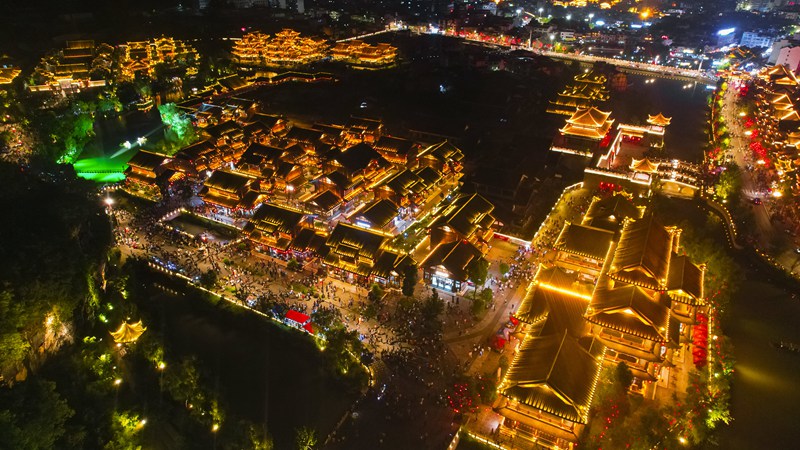 織金平遠古鎮游人如織。