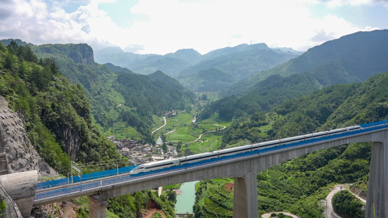 貴南高鐵貴州段進入運行試驗階段。龍建睿攝