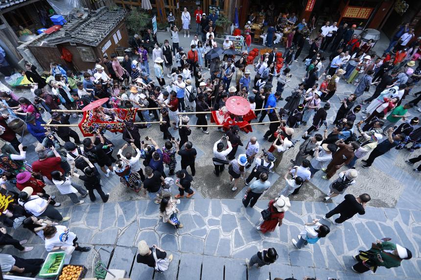 谷雨節(jié)期間肇興侗寨“抬官人”巡街活動(dòng)。