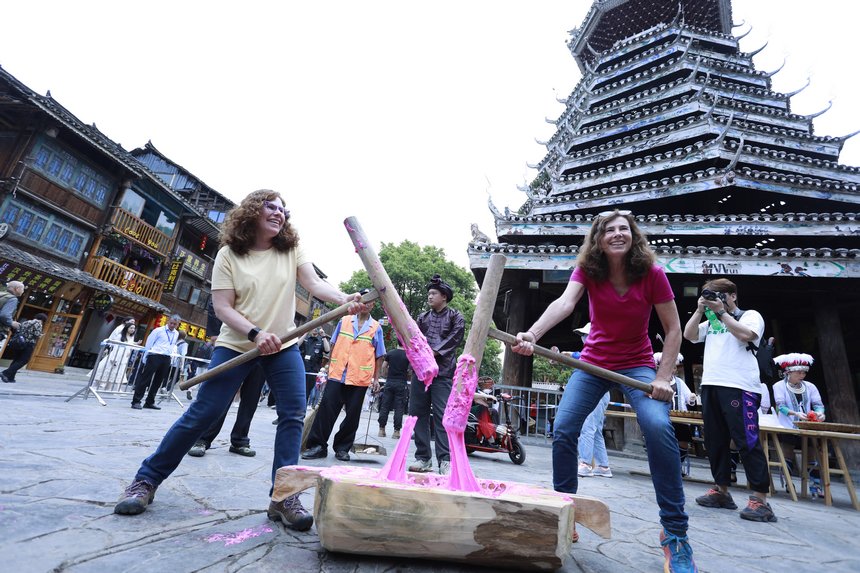 國外游客體驗“打糍粑”。